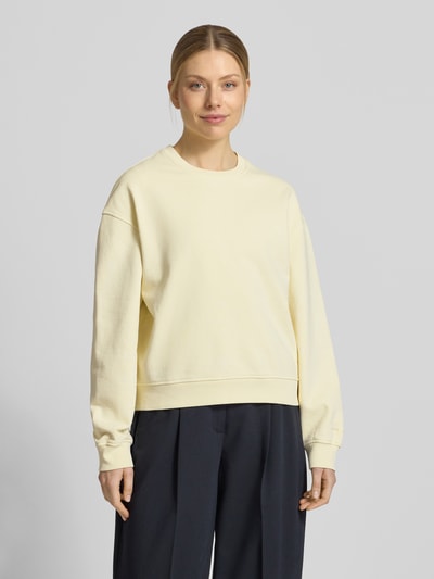 Modelka kobieca nosi Sweatshirt mit Rundhalsausschnitt Modell 'SAVAN' od Samsøe Samsøe z czystej bawełny w kolorze jasnokremowym, krój relaxed fit, widok całej sylwetki z przodu