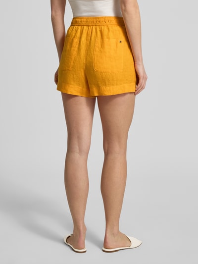 Frauenmodel trägt Regular Fit Leinen-Shorts mit Tunnelzug von Tommy Hilfiger, Optik: Unifarben, Gesäßtaschen, Material: Leinen, Ganzkörperansicht Rückansicht.
