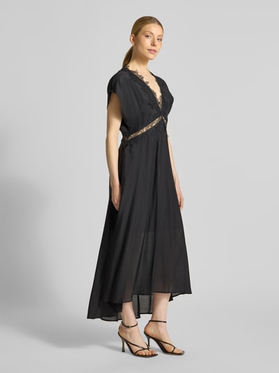 Modelka kobieca nosi czarne Midikleid mit V-Ausschnitt und Spitze Modell 'MOLLY' od Copenhagen Muse z lyocell-miksem, krój taliowany, dekolt w szpic, koronka, rękawy kimonowe, długość z tyłu w rozmiarze S 139 cm, szerokość w rozmiarze S 35 cm, widok sylwetki z przodu