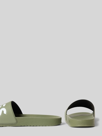 Produktfoto, Badeschuhe mit Logo Print von BOSS in Two-Tone-Optik, abgerundete Schuhspitze, flache Absatzform, Europaproduktion, grün
