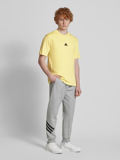 ADIDAS SPORTSWEAR T-Shirt mit Label-Print Hellgelb 1