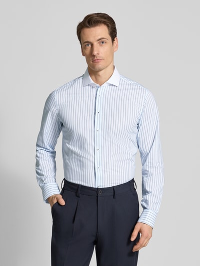 Männermodel trägt Slim Fit Business-Hemd mit Kentkragen von ETERNA aus puur katoen, met lange mouwen, blauw-wit gestreept, knoopsluiting, voorkant, Ganzkörperansicht von vorne