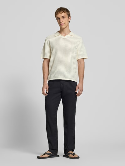 Männermodel trägt Regular Fit Freizeithemd im Allover-Look Modell 'MONTAUK' von Jack & Jones mit Reverskragen, Baumwoll-Mix, Ganzkörperansicht von vorne.