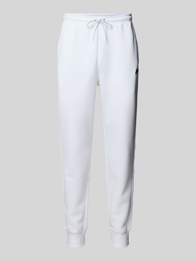 Produktfoto, Sweatpants mit Label-Stitching und Gesäßtasche von Nike aus Baumwoll-Mix, Regular-Fit, weiße Farbe, elastischer Bund, minimalistisches Design