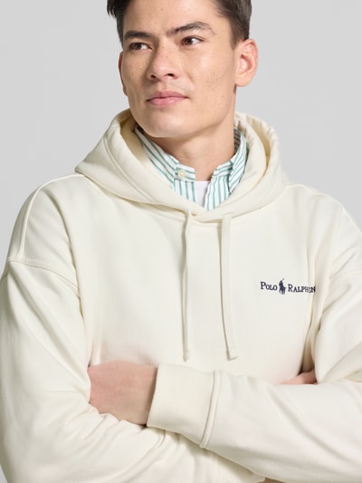 Mannenmodel draagt Relaxed Fit Hoodie met Labelstitching en kangoeroezak van Polo Ralph Lauren, katoenmix, Nahaufnahme bovenlichaam.
