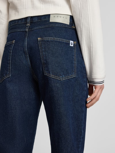 Männermodel trägt Straight Fit Jeans im 5-Pocket-Design Modell 'COSMOS' von Edwin, bawełna, zapięcie na guzik i zamek błyskawiczny, szlufki na pasek, szerokość w rozmiarze 32/32: 43 cm, długość wewnętrzna nogawki 81 cm, kolor granatowy, tekstura gładka, detal tylnej kieszeni, Ganzkörperansicht Rückansicht