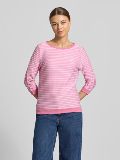 Frauenmodel trägt Shaped Fit Sweatshirt aus Baumwoll-Viskose-Mix von Tom Tailor Denim in Rosa mit Streifen, Jacquard-Textur, Ganzkörperansicht von vorne.