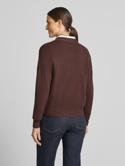 Frauenmodel trägt Cardigan mit V-Ausschnitt Modell 'VIRIL' von VILA in Dunkelbraun, Viskose-Mix, Straight Fit, Rückenansicht, Ganzkörperansicht.