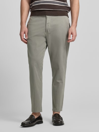 Männermodel trägt Stoffhose mit Gesäßtaschen von Casual Friday in Hellgrau, Baumwoll-Elasthan-Mix, gerader Schnitt, Nahaufnahme Oberkörper.