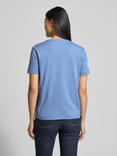 Vrouwenmodel draagt T-shirt met Labelstitching en ronde hals van Gant, puur katoen, regular fit, blauwe kleur, ruglengte maat S 57 cm, volledige lichaamsweergave achterkant.