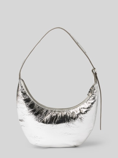 Produktfoto, Shoulder Bag mit verstelbare schouderband model 'Ryker' van LIEBESKIND BERLIN in zilver met reliëflogo, hoofdvak met ritssluiting, breedte 24 cm, lengte 26 cm, diepte 5 cm, bandlengte 41 cm