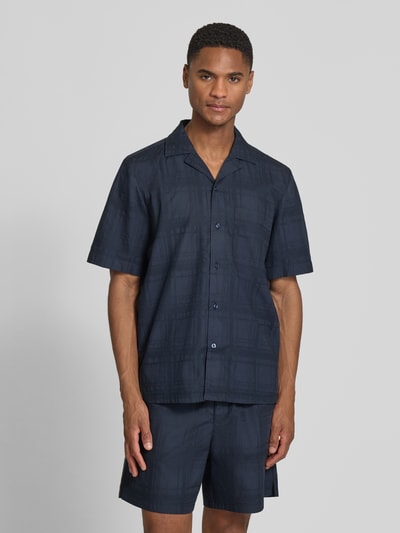 Männermodel trägt Regular Fit Freizeithemd aus reiner Baumwolle Modell 'RAYER_M' von BOSS Orange, Optik: Unifarben, Struktur, Ganzkörperansicht von vorne.