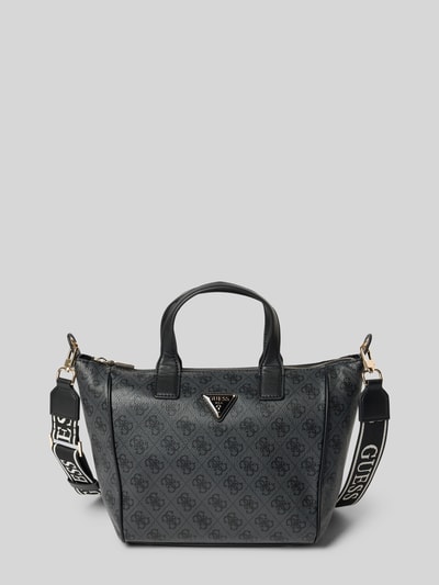 Produktfoto, schwarze Tote Bag mit Label-Detail Modell 'FOLLIE' von Guess, Hauptfach mit Reißverschluss, abnehmbarer Schulterriemen, Maße 35x23x11 cm, Länge Schulterriemen 104 cm, Innenfach mit Reißverschluss