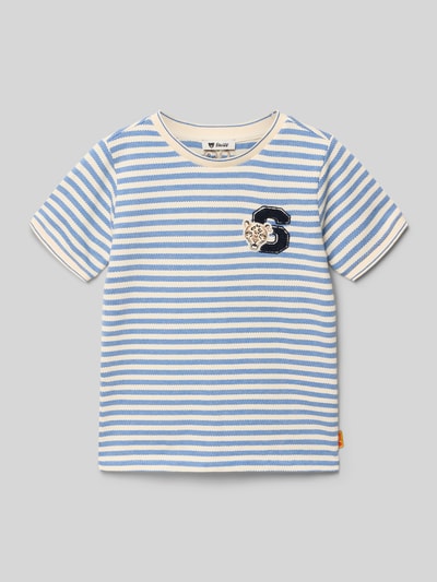 Produktfoto, Kinder T-Shirt mit Motiv-Stitching und Rundhalsausschnitt von Steiff aus Reine Baumwolle mit Gerader-Schnitt, Label-Detail, Rückenlänge 44 cm bei Größe 116, blau-weiß gestreifte Struktur