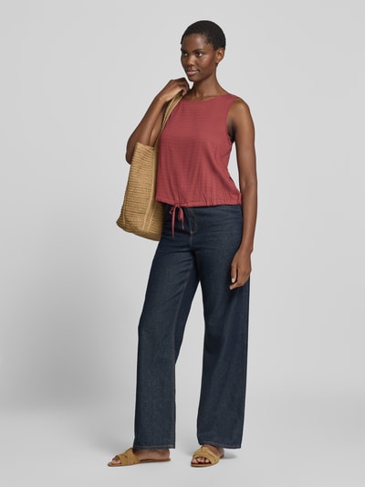 Frauenmodel trägt Regular Fit Blusentop aus Viskose-Mix von s.Oliver RED LABEL in Rot und Dunkelblau, Ganzkörperansicht von vorne.
