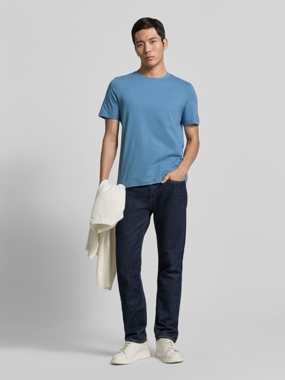 Męski model nosi Regular Fit T-Shirt aus reiner Baumwolle od s.Oliver RED LABEL, niebieski, gładki, krótki rękaw, okrągły dekolt, jersey, przód w pełnej długości.