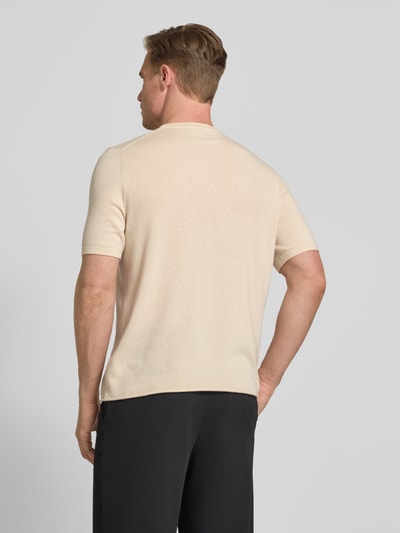 Männermodel trägt Strickshirt mit Kaschmir-Anteil und Knopfleiste von FTC-Cashmere in Beige, Baumwoll-Mix, Slim Fit, Rückenlänge 64 cm, Ganzkörperansicht Rückansicht.