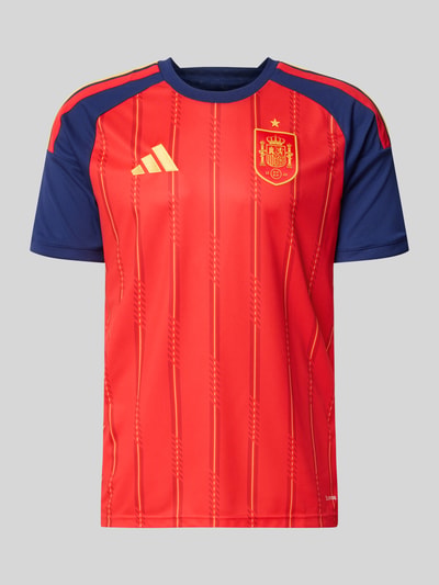 Produktfoto, Spanien Heimtrikot 2026 von adidas Sportswear, rot-blaues Herren T-Shirt mit Allover-Streifenmuster, Logo-Patch, Rundhals, Slim Fit