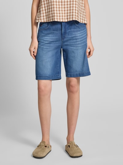 Frauenmodel trägt Regular Fit Jeansshorts aus Baumwoll-Mix Modell 'MAINE B' von Brax in Denim-Optik mit Label-Patch, Gürtelschlaufen, 5-Pocket-Design, Knopf und verdecktem Reißverschluss, Material Baumwoll-Mix, Frontansicht Ganzkörperansicht von vorne.