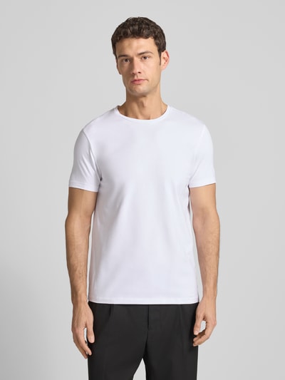 Männermodel trägt Herren T-Shirt mit Logo-Print im 2er-Pack Modell 'HUGO-Round' von HUGO im unifarbenen Design, Baumwoll-Mix mit Stretch-Anteil, gerader Schnitt, Rundhalsausschnitt, Rückenlänge 69 cm bei Größe M, Ganzkörperansicht von vorne.