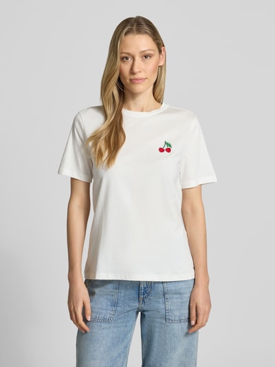Frauenmodel trägt Damen T-Shirt aus Reine Baumwolle von Vila, weiß mit aufgesticktem Kirschmotiv, Gerader-Schnitt, Rundhalsausschnitt, Modell 'SYBILLA', Rückenlänge bei Größe S 58 cm, Ganzkörperansicht von vorne.