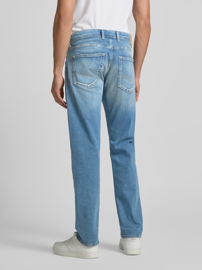 Männermodel trägt Replay Regular Fit Jeans im 5-Pocket-Design Modell 'Grover', hellblauer Baumwoll-Mix mit Stretch-Anteil, Ganzkörperansicht Rückansicht.