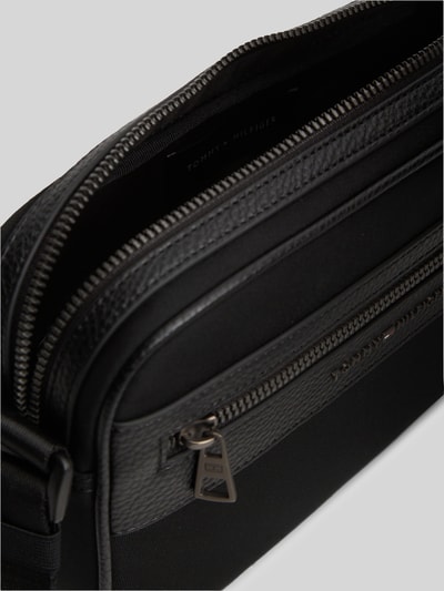 Tommy Hilfiger Umhängetasche mit Reißverschluss und Logo-Detail BLACK 5