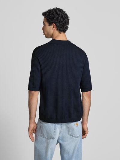 Männermodel trägt Relaxed Fit Poloshirt aus Viskose-Mix Modell 'FLINT' von Only & Sons, Optik: Unifarben, Struktur, Ganzkörperansicht Rückansicht.