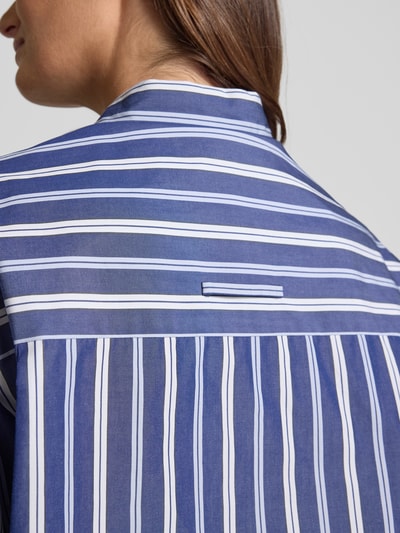 Vrouwenmodel draagt Boxy Fit Hemdbluse aus reiner Baumwolle Modell 'VELOCE' van MAX&Co. all-over motief, detailopname rug.