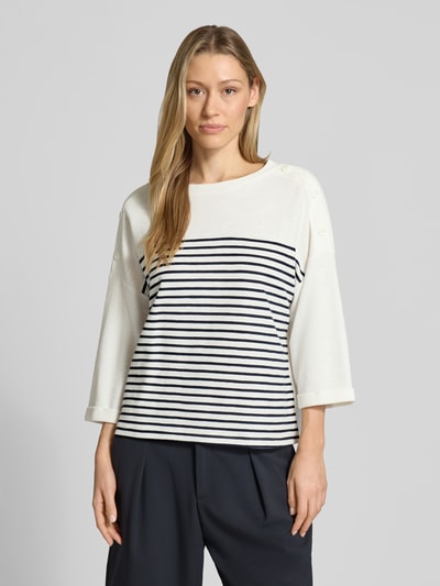 Frauenmodel trägt Relaxed Fit Pullover aus Bio-Baumwoll-Mix von Tom Tailor, Optik:Allover-Muster, gestreift, Knopf-Applikationen, Ganzkörperansicht von vorne.