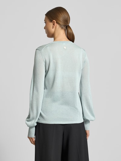 Frauenmodel trägt Regular Fit Pullover aus Viskose-Mix Modell 'Karta' von JOOP! in Glitzer-Optik mit Trompetenärmel, Rundhalsausschnitt, elastische Ärmelabschlüsse, zart blau und leicht glänzend, Rückenlänge 60 cm, Ärmellänge 65 cm, Ganzkörperansicht Rückansicht.