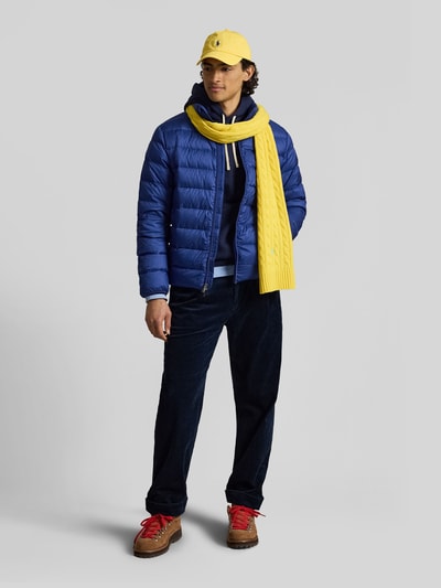 Männermodel trägt Regular Fit Steppjacke mit Logo-Stitching von Polo Ralph Lauren, jednokolorowy, krój regular fit, zamek błyskawiczny, aplikacja z wyhaftowanym logo, długi rękaw, boczne wpuszczane kieszenie, stójka, Ganzkörperansicht von vorne.