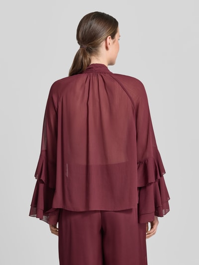 Frauenmodel trägt Schluppenbluse mit Volantärmeln von V by Vera Mont aus bordeauxrotem Chiffon, Regular Fit, Ganzkörperansicht Rückansicht.