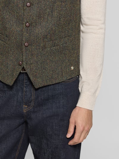 Männermodel trägt Weste mit Brustleistentasche Modell 'Warner' von Carl Gross aus reiner Wolle in Regular Fit, Nahaufnahme Oberkörper.