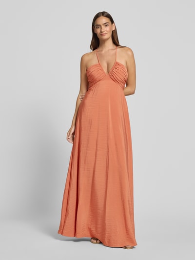 Kobiece modelka nosi Neckholder-Abendkleid aus Viskose-Mix mit Raffungen od Jake*s Cocktail, kolor łososiowy, linia a, długa sukienka, dekolt w serek, marszczenia, długość tyłu w rozmiarze 36: 135 cm, szerokość w rozmiarze 36: 34 cm, widok całej sylwetki z przodu.