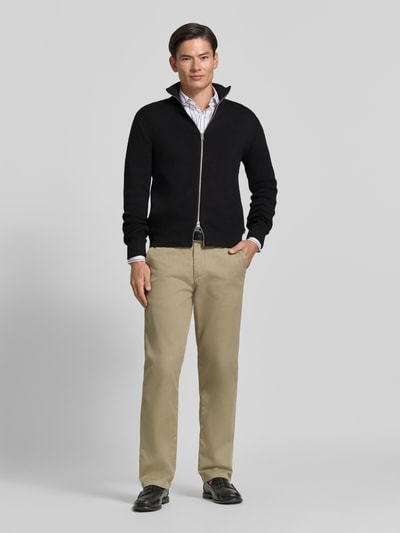 Männermodel trägt Regular Fit Jacke aus reiner Baumwolle Modell 'MILANO' von JACK & JONES in Strick-Optik, Ganzkörperansicht von vorne.