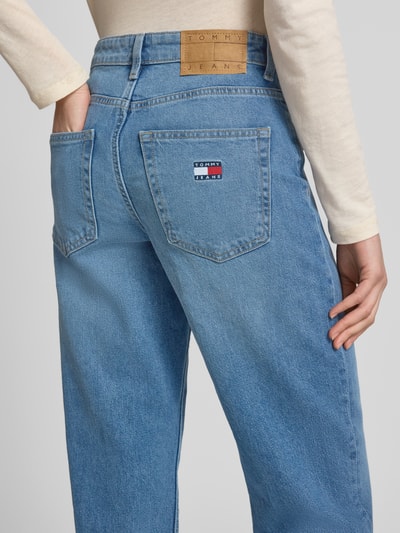 Vrouwenmodel draagt Straight Fit Jeans aus Baumwoll-Mix van Tommy Jeans, denim, rechte fit, high waist, label patch, detailopname achteraan.