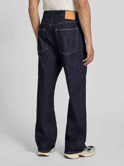 Męski model nosi Loose Straight Fit Jeans mit Eingrifftaschen Modell 'TED' von Jack & Jones, ciemnoniebieski denim, bawełna, wpuszczane kieszenie, szerokość w rozmiarze 32/34: 42 cm, długość wewnętrzna nogawki: 78 cm, widok całej sylwetki z tyłu.