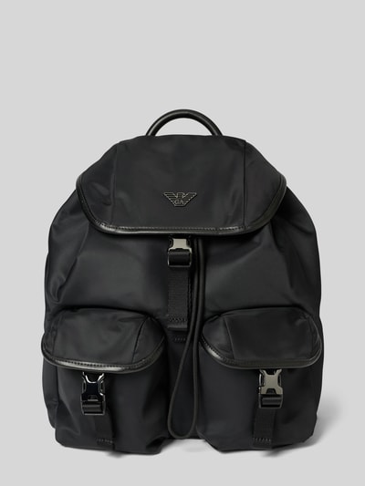 Produktfoto, schwarzer Rucksack mit Label-Applikation von Emporio Armani, sichtbare Struktur, zwei Fronttaschen, glatte Textur