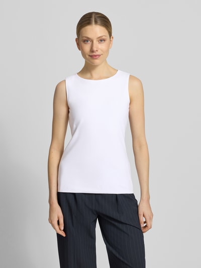 Frauenmodel trägt Top mit Rundhalsausschnitt von More & More, weiß, Regular Fit, Baumwoll-Elasthan-Mix, Ganzkörperansicht von vorne.