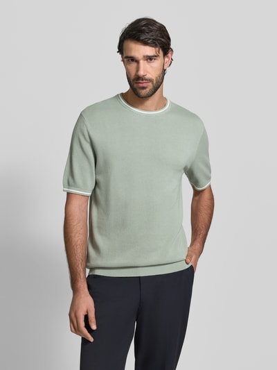 Männermodel trägt Regular Fit T-Shirt in Strick-Optik von Christian Berg Men in Hellgrün mit Rundhalsausschnitt, reine Baumwolle, Ganzkörperansicht von vorne.