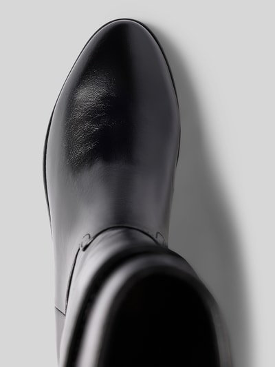 Produktfoto, Stiefel mit Riemen und Dornschließe von BIANCO in Schwarz, glatte Oberfläche, abgerundete Spitze, Detailaufnahme.