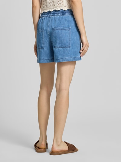 Frauenmodel trägt Shorts mit elastischer Bund und Kordelzug Modell 'RUE' von JJXX in Hellblau, Leinen-Baumwoll-Mix, Gesäßtaschen, Loose-Fit, Ganzkörperansicht Rückansicht.