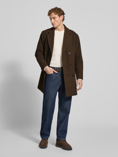 Männermodel trägt Regular Fit Mantel mit Reverskragen von Lindbergh, braun, doppelte Knopfleiste, Jeans, Ganzkörperansicht von vorne. Damen Mantel von Lindbergh, Reverskragen, Regular Fit, doppelte Knopfleiste, Pattentaschen, Rückenlänge 94 cm, Schulterbreite 45 cm, Brustweite 52 cm, Ärmellänge 66 cm.