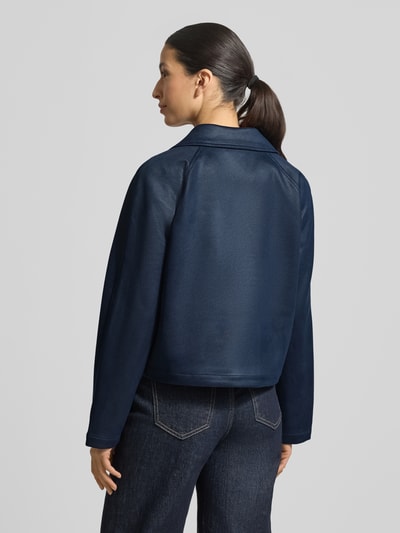 Vrouwenmodel draagt Regular Fit Blazer met Steekzakken van zero in donkerblauw materiaalmix met stretch, met dubbele rij knopen, reverskraag, ruglengte maat 36: 54 cm, schouderbreedte: 43 cm, borstwijdte: 60 cm, mouwlengte: 59 cm, geheel aanzicht van achteren.