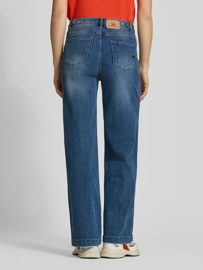 Frauenmodel trägt Wide Leg Jeans im Used-Look von Buena Vista, mieszanka bawełny i wiskozy, wpuszczane kieszenie, szerokość w rozmiarze S 38 cm, długość wewnętrzna nogawki w rozmiarze S 79 cm, efekt znoszenia, niebieski, tekstura denimu, Ganzkörperansicht Rückansicht.