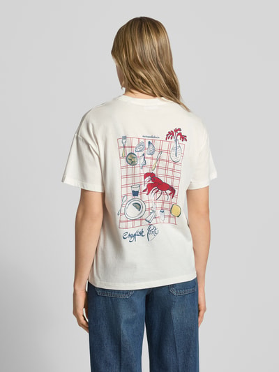 Kobieta nosi Relaxed Fit T-Shirt aus reiner Baumwolle - Special Drop od Marc O'Polo Denim, bawełna, nadruk na plecach, unikolor, krótki rękaw, widok całej sylwetki od tyłu.