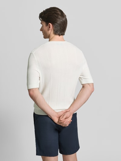 Männermodel trägt Strickshirt mit Viskose-Anteil Modell 'Gion' von CINQUE in Weiß, Gerader-Schnitt, Gerippte-Abschlüsse, Rückenlänge 71 cm, Ganzkörperansicht Rückansicht