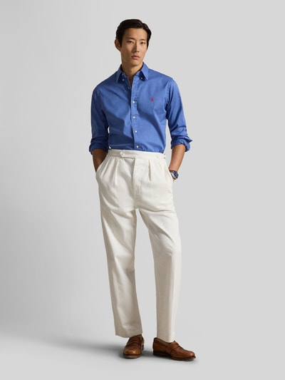 Männermodel trägt Regular Fit Freizeithemd aus reiner Baumwolle von Polo Ralph Lauren, Optik: Unifarben, Ganzkörperansicht von vorne.