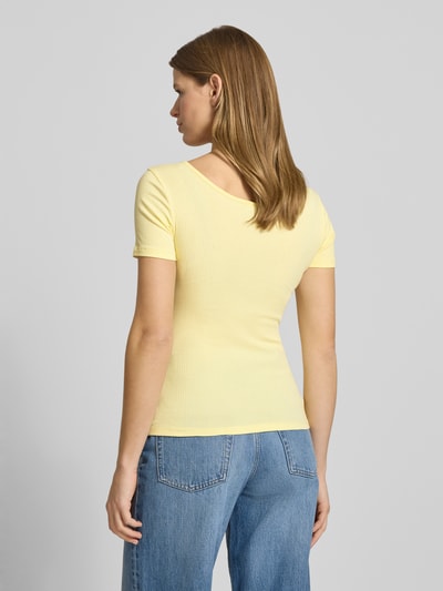 Kobiece model prezentuje damski t-shirt Slim Fit T-Shirt aus Baumwoll-Mix Modell 'KITTE' von Pieces, efekt: jednolity kolor, krój slim fit, dekolt w łódkę, wykończenie materiału: prążkowane, mieszanka bawełny, jasny żółty, gładka faktura, Ganzkörperansicht Rückansicht.